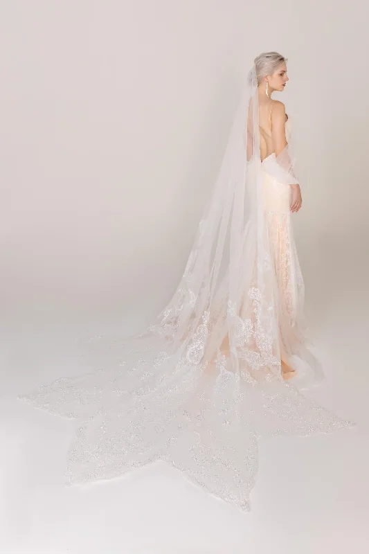 One-tier Lace Edge Tulle Cathedral Veils Appliques CV0245 Ruffled Tulle Gown
